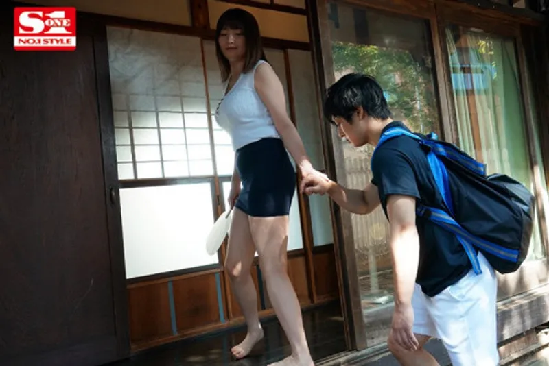 Anh chàng nứng lồn thằng nhỏ khi nhìn trộm em họ ngoại tình với chồng