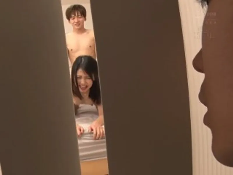 Thanh niên đang vụng trộm với chị gần nhà thì anh anh xã về...