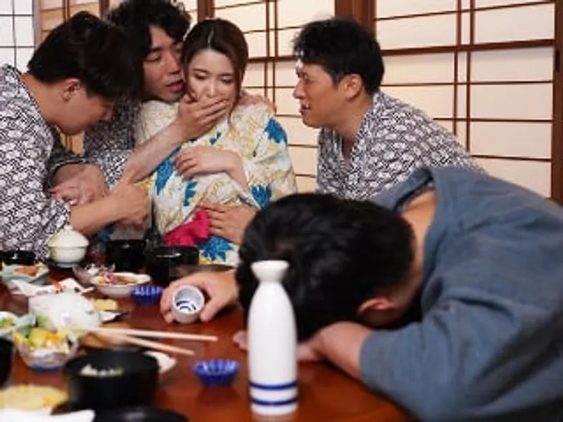 đưa bà xã đi suối nước nóng, gã chồng không biết bà xã bị người khác trả bài sấp mặt