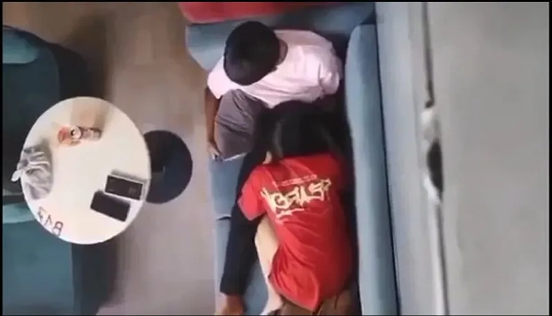 Quay lén bồ bú bú cho cô bạn gái nơi công cộng