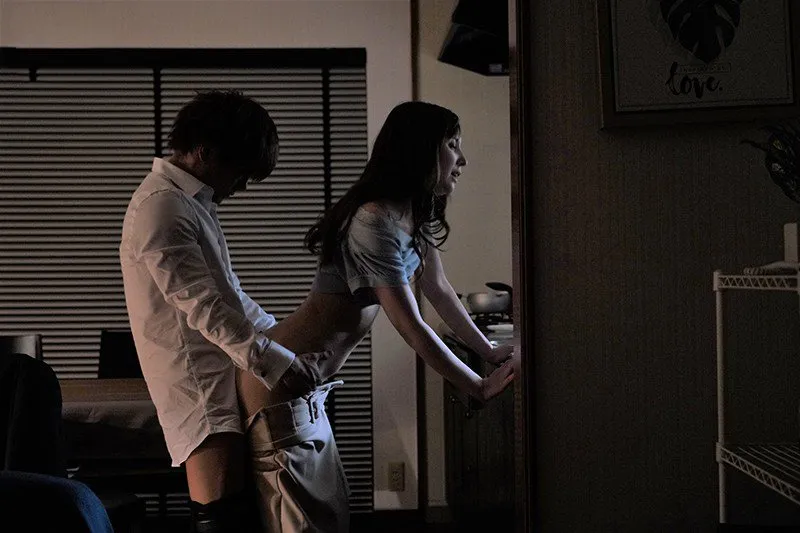 Tiền bối đi công tác, cậu nhân viên đến nhà địt vợ ông ấy