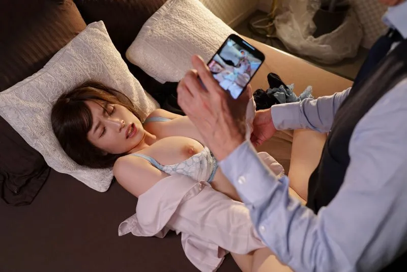 Tiền bối chuốc thuốc em thư ký bắt xxx cả đêm khi đi công việc xa