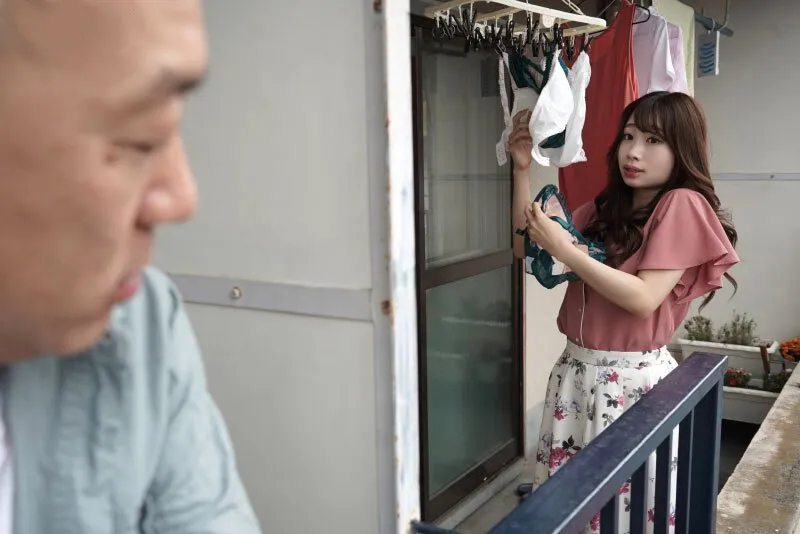 Gã nhà cạnh bên chuyên soi mói và cặp người vợ chồng yêu thường xuyên rên la quá to