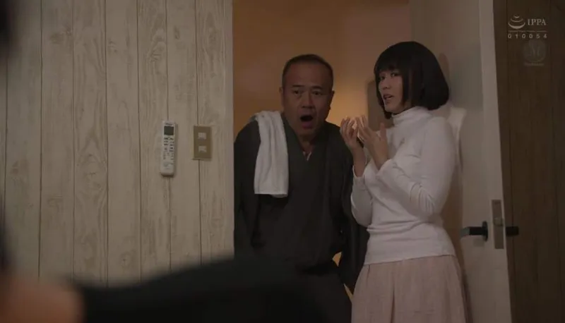 Bố gã chồng gài bẫy vợ của con trai để tống tình mỗi ngày