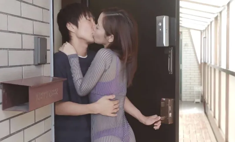 Em hotgirl cạnh nhà với chiếc quần lót lọt khe và cậu nhóc nhà cạnh bên may mắn