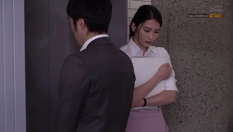 Em thư ký lầm than bị cấp trên bắt vào khách sạn phục vụ đối tác