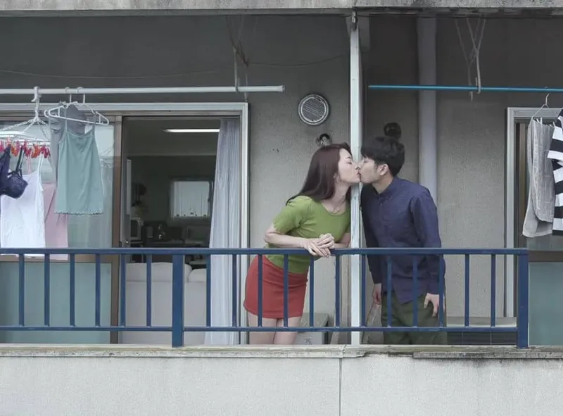 Tiếng rên của chị cạnh nhà đối diện và cậu thanh niên được lái máy bay