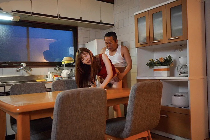 Con gái bị người chồng mới của má làm tình mỗi ngày, cho dù đã có người yêu