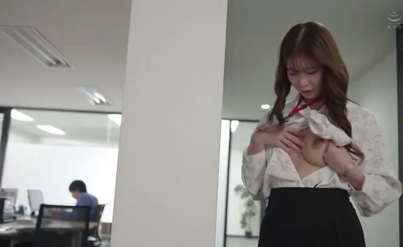 Bí ẩn của cô nhân viên ngoại hình nghiêm nghị song thực chất là “nữ thần dâm đãng”