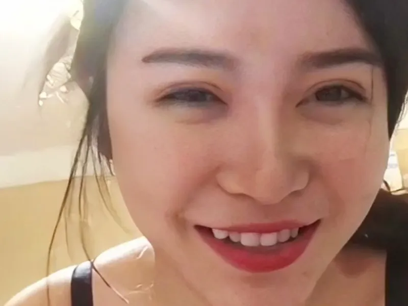 Dì cháu lâu lâu mới gặp nhau đi ăn mà cháu bắt liếm chuối ăn chuối